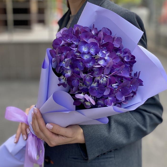Букет с фиолетовой гортензией