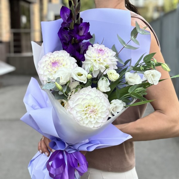 Букет с георгинами и эустомой