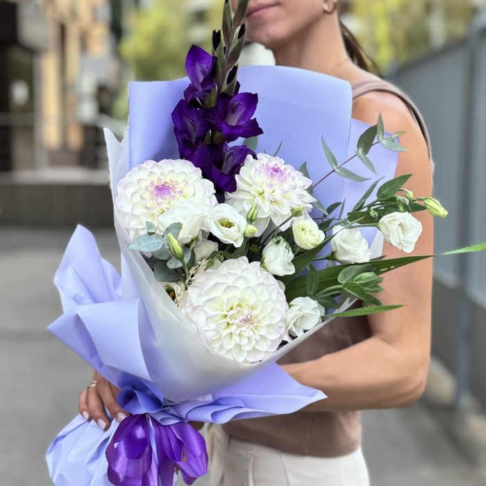 Букет с георгинами и эустомой