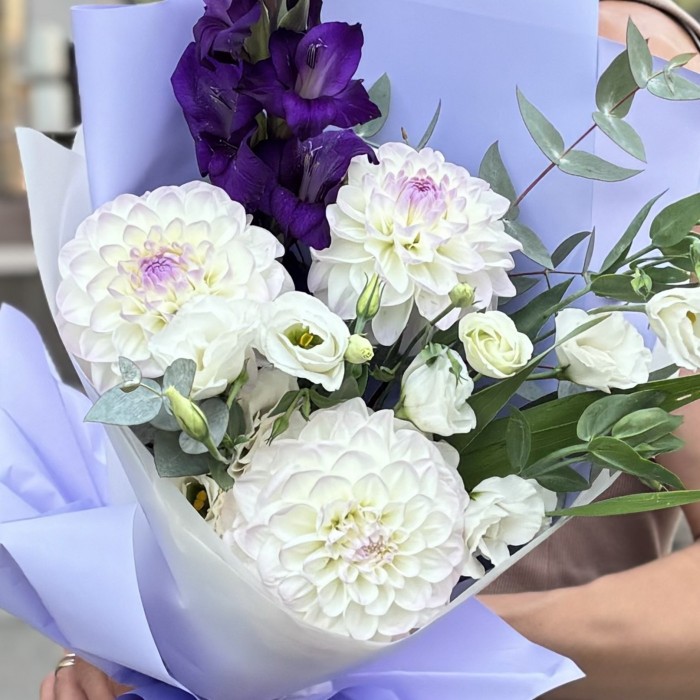 Букет с георгинами и эустомой