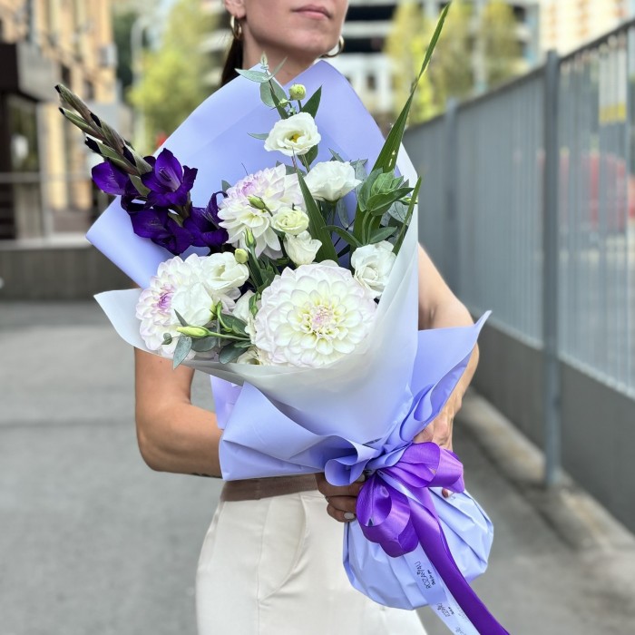 Букет с георгинами и эустомой