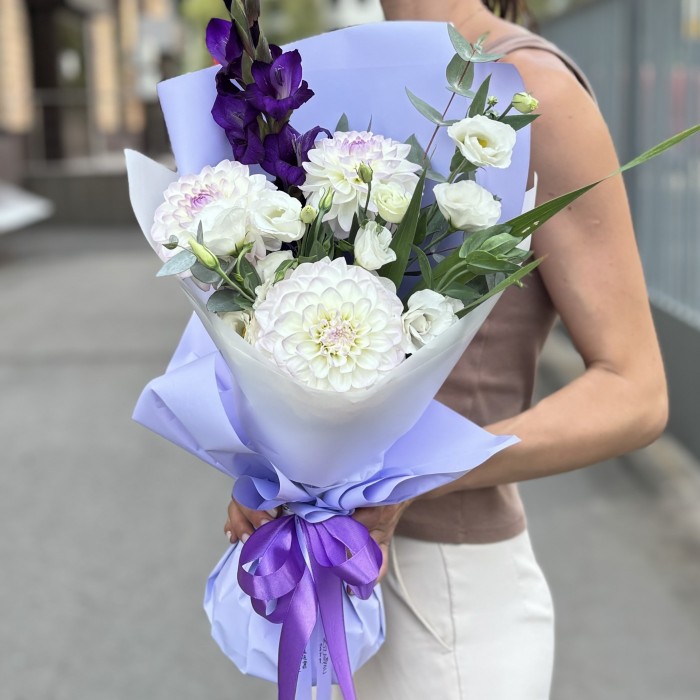 Букет с георгинами и эустомой