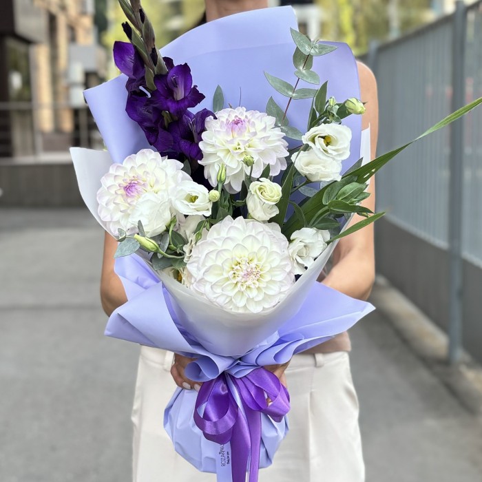 Букет с георгинами и эустомой