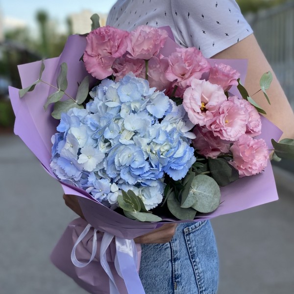 Букет с голубой гортензией и эустомой