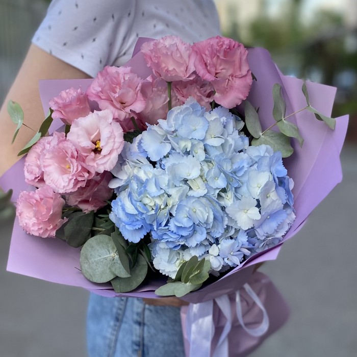 Букет с голубой гортензией и эустомой