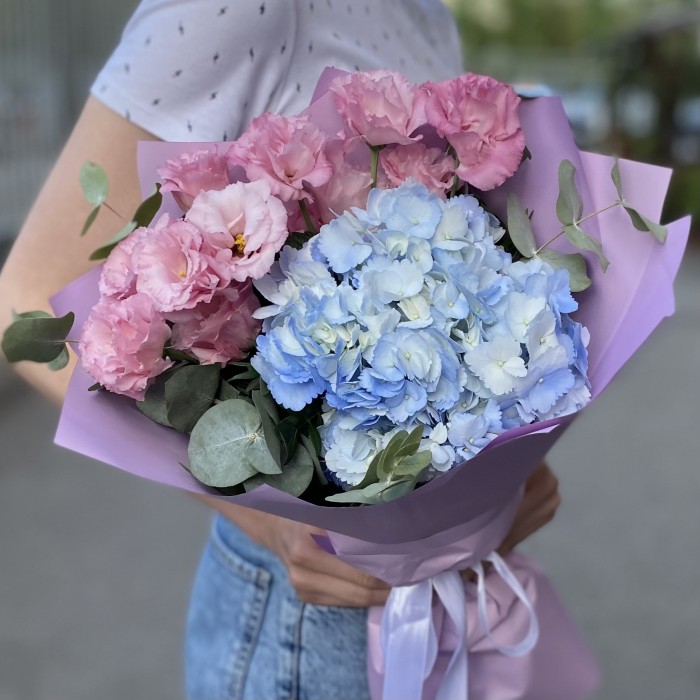 Букет с голубой гортензией и эустомой