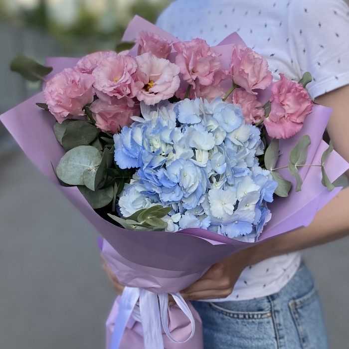 Букет с голубой гортензией и эустомой