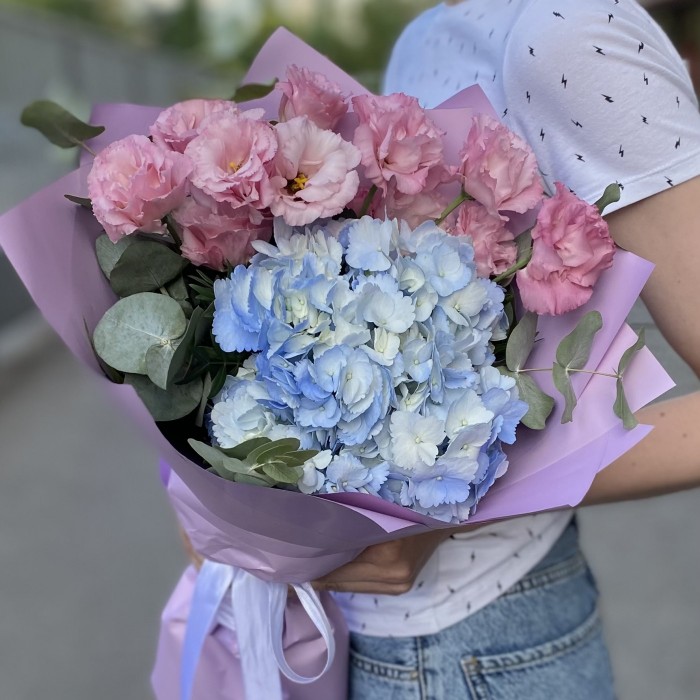 Букет с голубой гортензией и эустомой