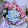 Букет с голубой гортензией и эустомой