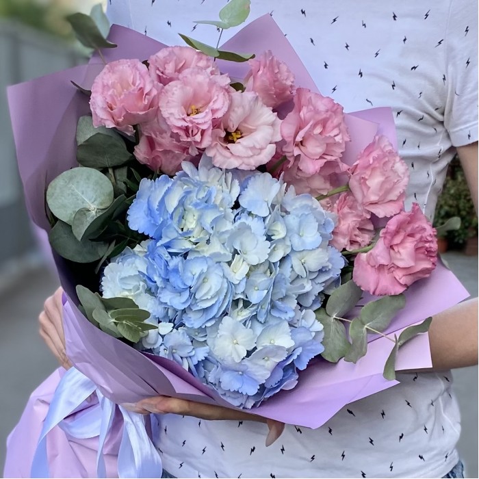 Букет с голубой гортензией и эустомой