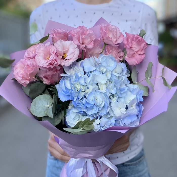 Букет с голубой гортензией и эустомой