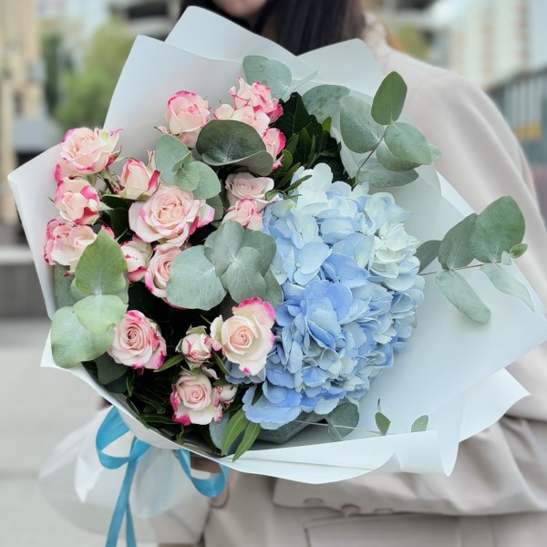 Букет с голубой гортензией и кустовой розой рефлекс