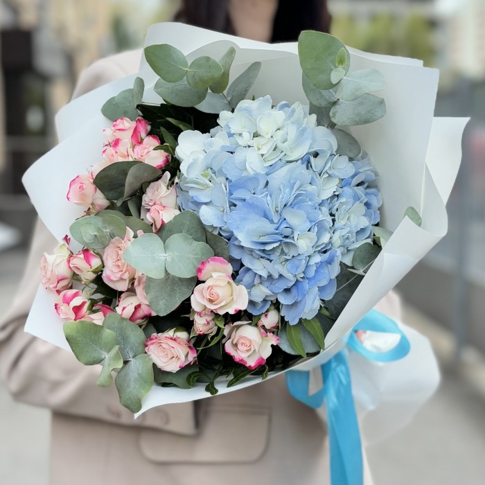 Букет с голубой гортензией и кустовой розой рефлекс
