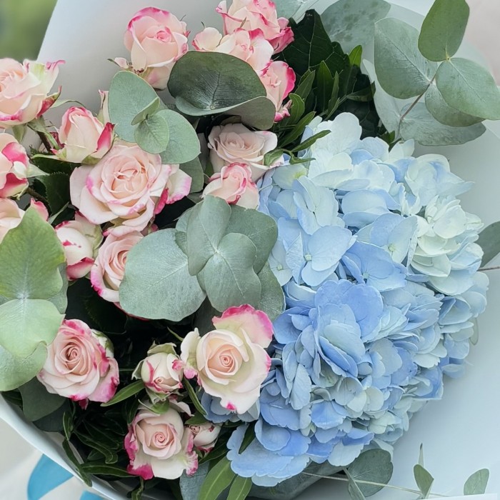 Букет с голубой гортензией и кустовой розой рефлекс