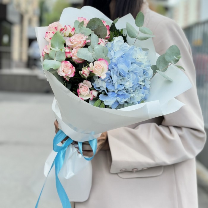 Букет с голубой гортензией и кустовой розой рефлекс
