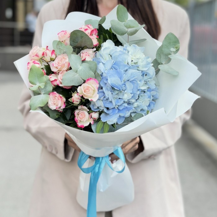 Букет с голубой гортензией и кустовой розой рефлекс