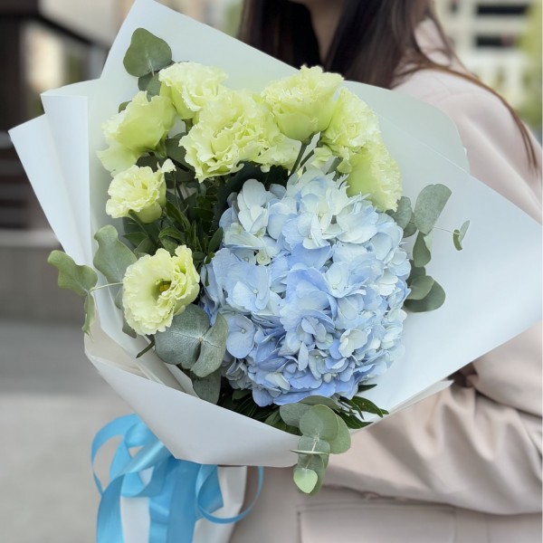 Букет с голубой гортензией и зеленой эустомой