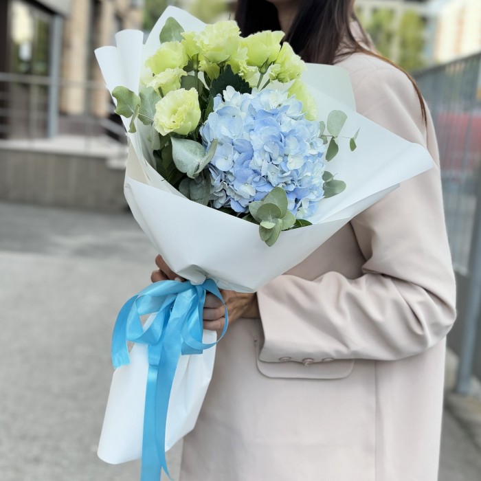 Букет с голубой гортензией и зеленой эустомой