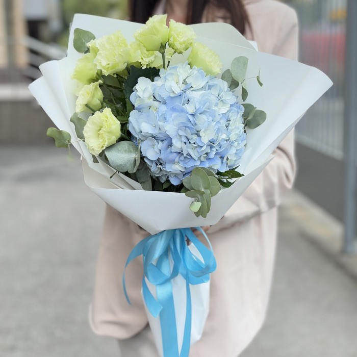 Букет с голубой гортензией и зеленой эустомой