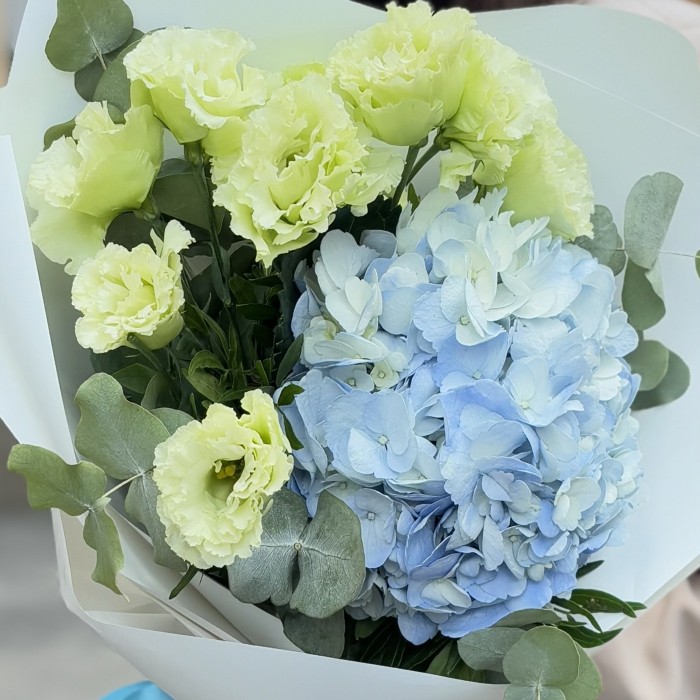 Букет с голубой гортензией и зеленой эустомой