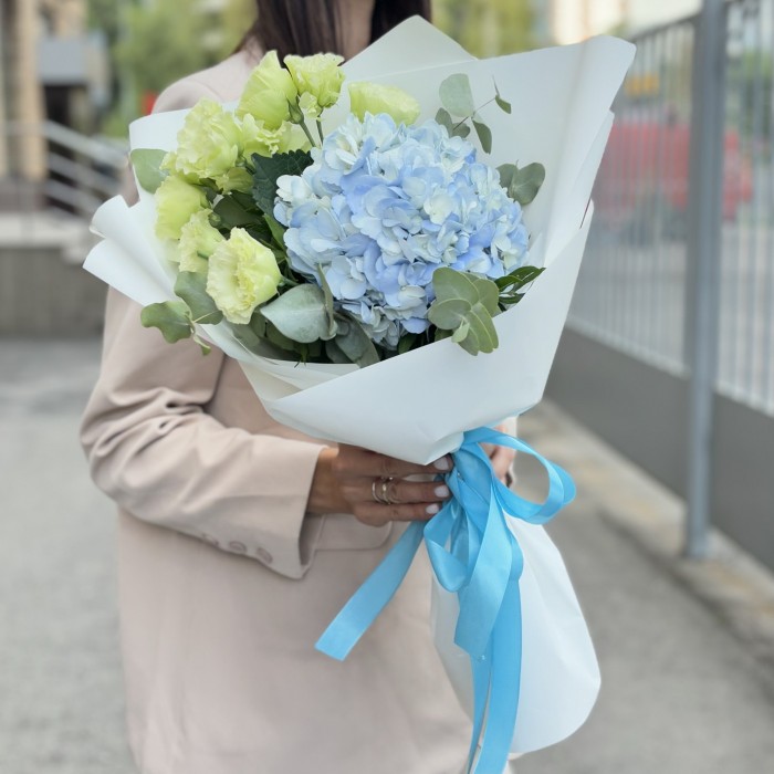 Букет с голубой гортензией и зеленой эустомой