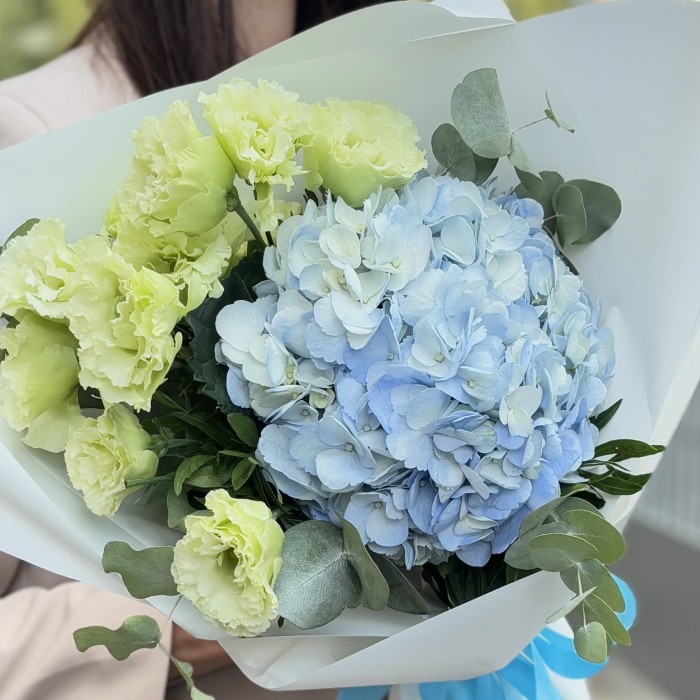 Букет с голубой гортензией и зеленой эустомой