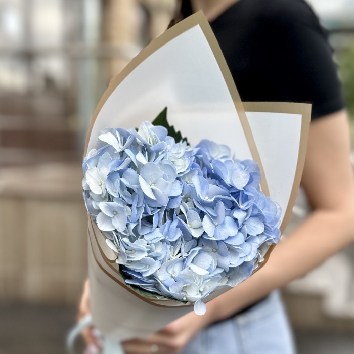 Букет с голубой гортензией в упаковке