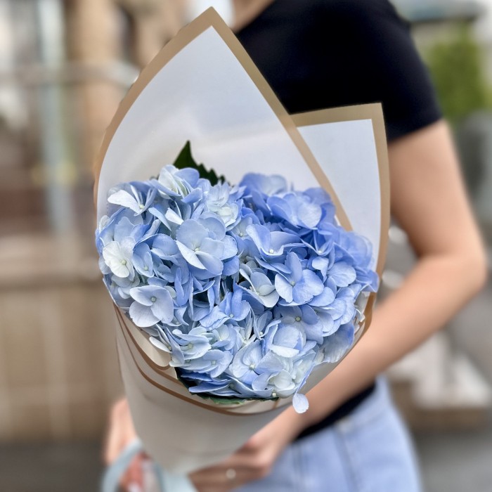 Букет с голубой гортензией в упаковке