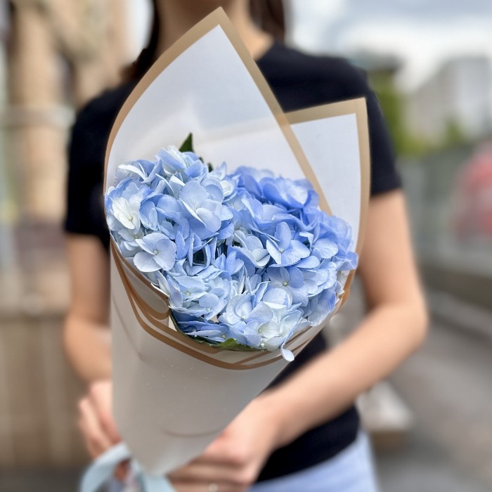 Букет с голубой гортензией в упаковке