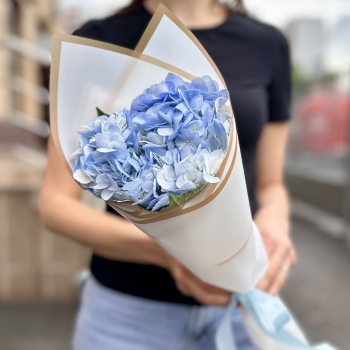 Букет с голубой гортензией в упаковке