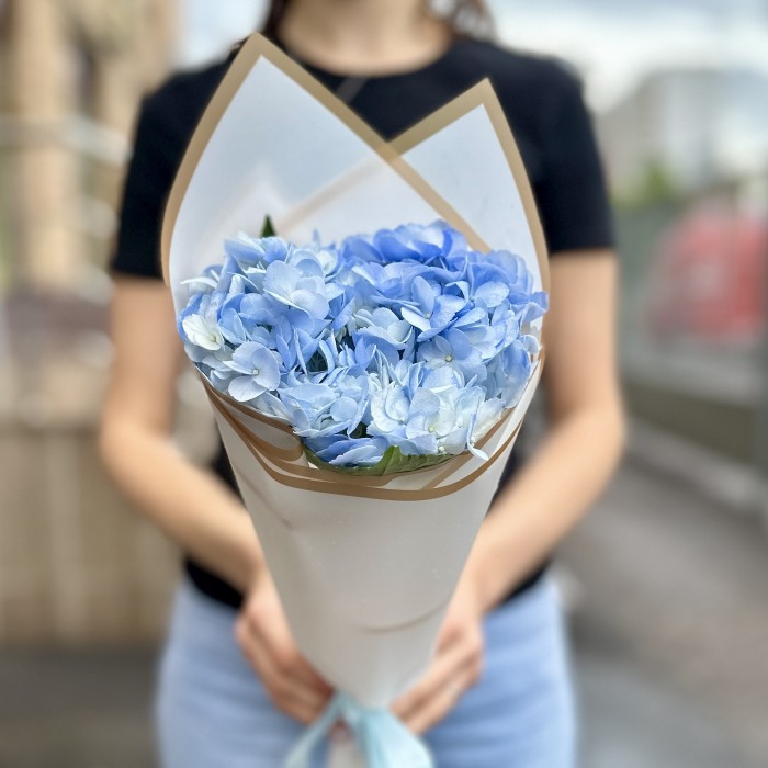 Букет с голубой гортензией в упаковке