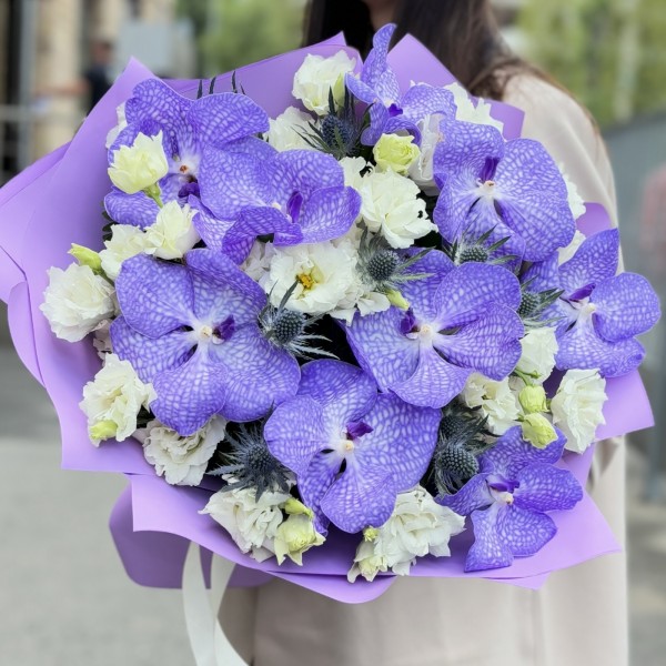 Букет с голубой орхидеей Ванда и эустомой