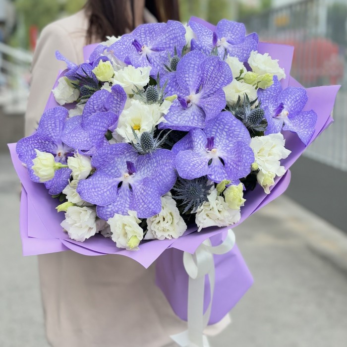 Букет с голубой орхидеей Ванда и эустомой