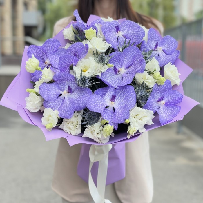 Букет с голубой орхидеей Ванда и эустомой