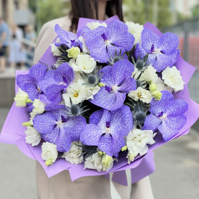 Букет с голубой орхидеей Ванда и эустомой