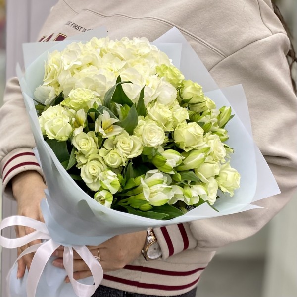Букет с гортензией и белыми кустовыми розами