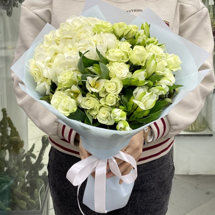 Букет с гортензией и белыми кустовыми розами