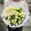Букет с гортензией и белыми кустовыми розами