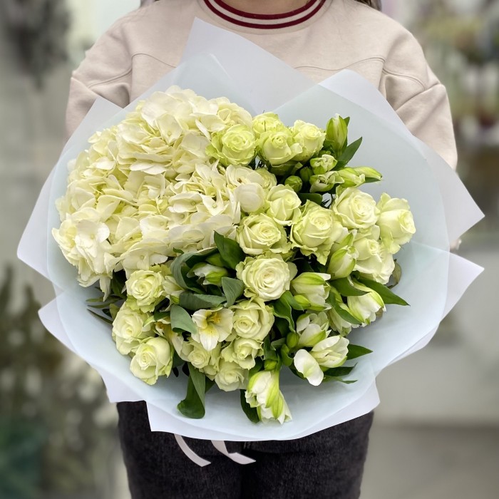 Букет с гортензией и белыми кустовыми розами