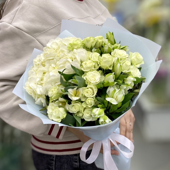 Букет с гортензией и белыми кустовыми розами