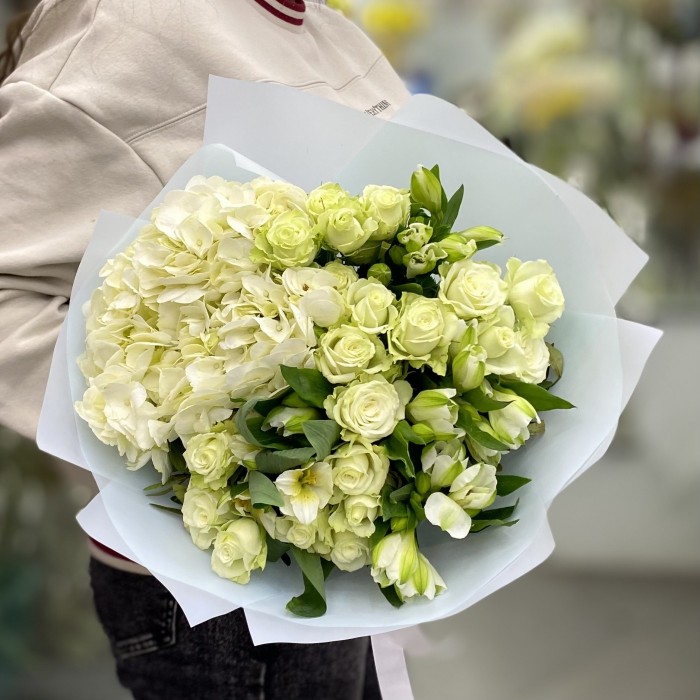 Букет с гортензией и белыми кустовыми розами
