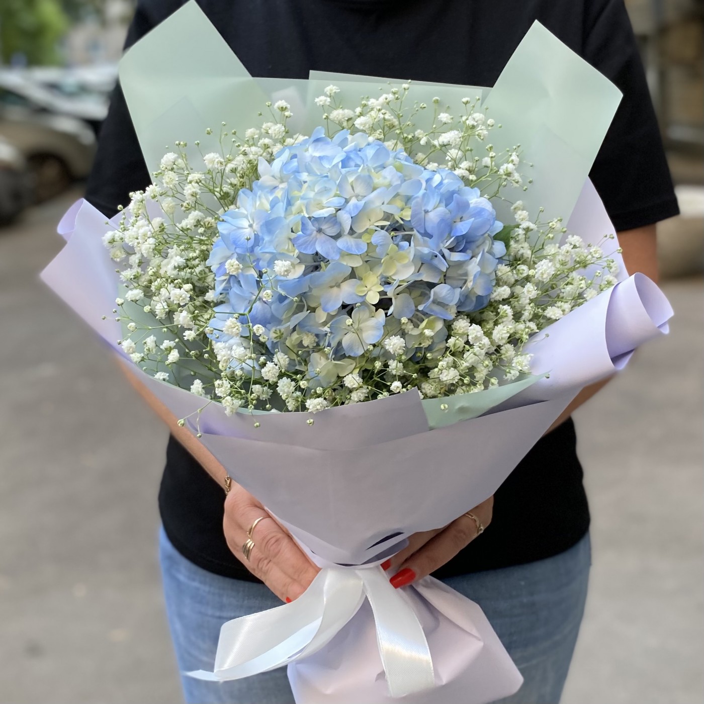 Букет с голубой гортензией и гипсофилой | купить недорого | доставка по Москве и области | Roza4u.ru