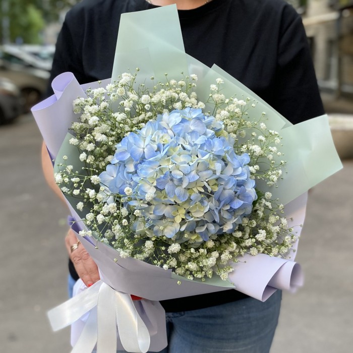 Букет с голубой гортензией и гипсофилой