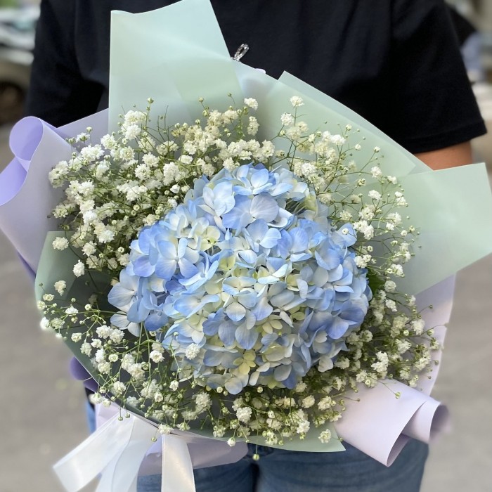 Букет с голубой гортензией и гипсофилой