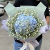 Букет с голубой гортензией и гипсофилой