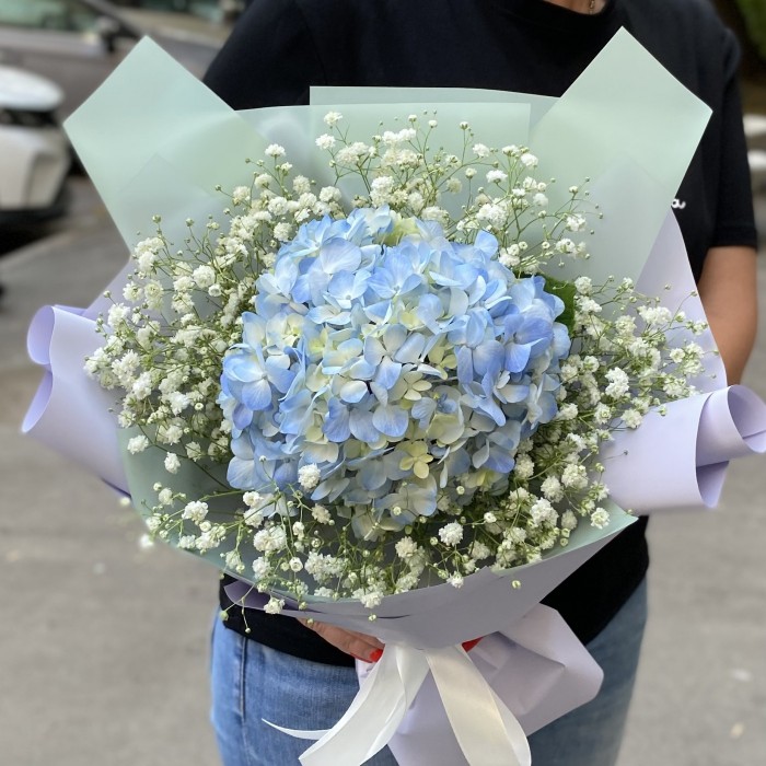 Букет с голубой гортензией и гипсофилой
