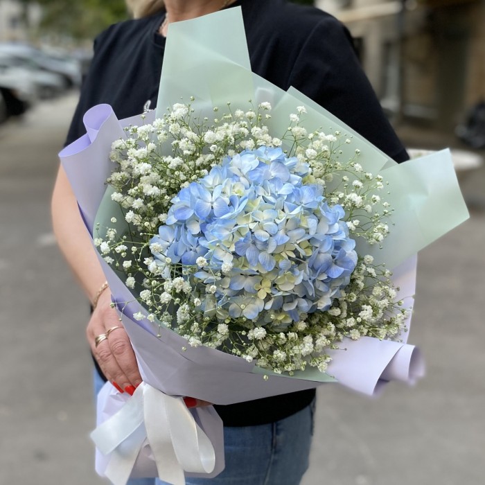 Букет с голубой гортензией и гипсофилой