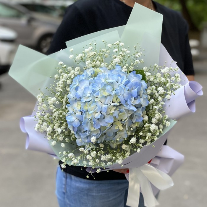 Букет с голубой гортензией и гипсофилой