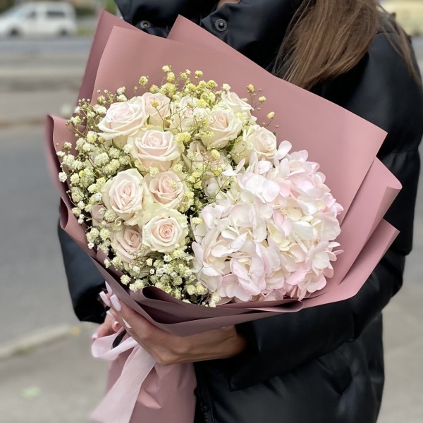 Букет с гортензией и кустовой розой Признание