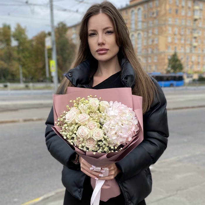 Букет с гортензией и кустовой розой Признание